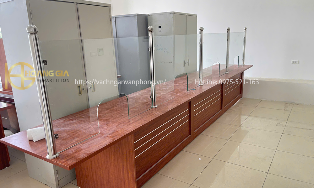 Thi công bàn vách kính quầy giao dịch