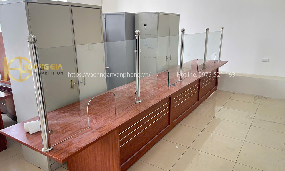 Thi công bàn vách kính quầy giao dịch