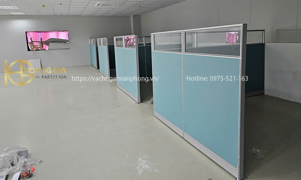 Lắp đặt vách ngăn phòng nỉ kính cao 1m6 - ảnh 1