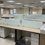 Thi công bàn làm việc văn phòng có vách ngăn kính trên bàn cách âm