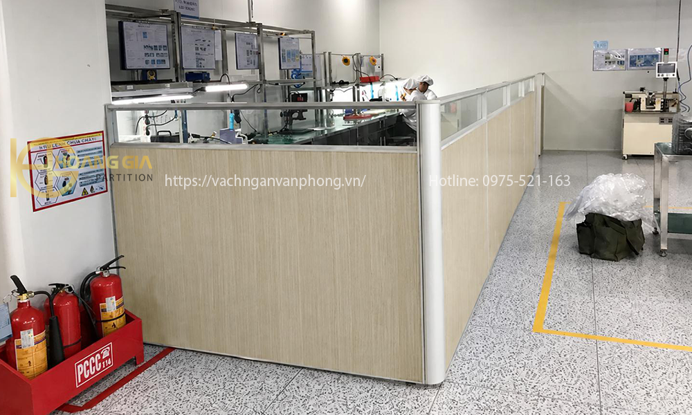 Vách ngăn gỗ kính khung nhôm lắp ghép 084