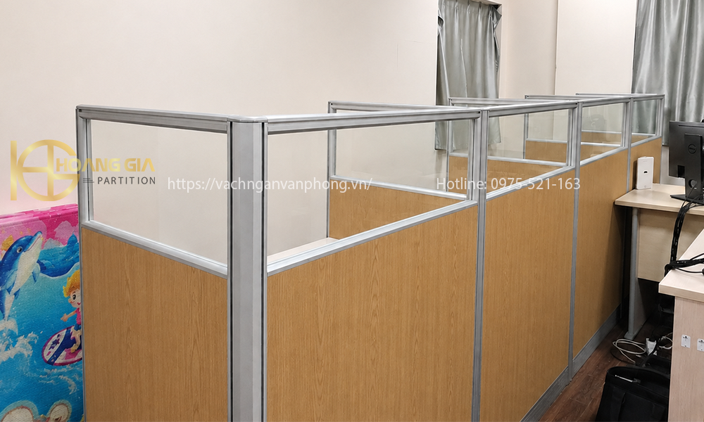 Vách ngăn gỗ kính bàn văn phòng VN328