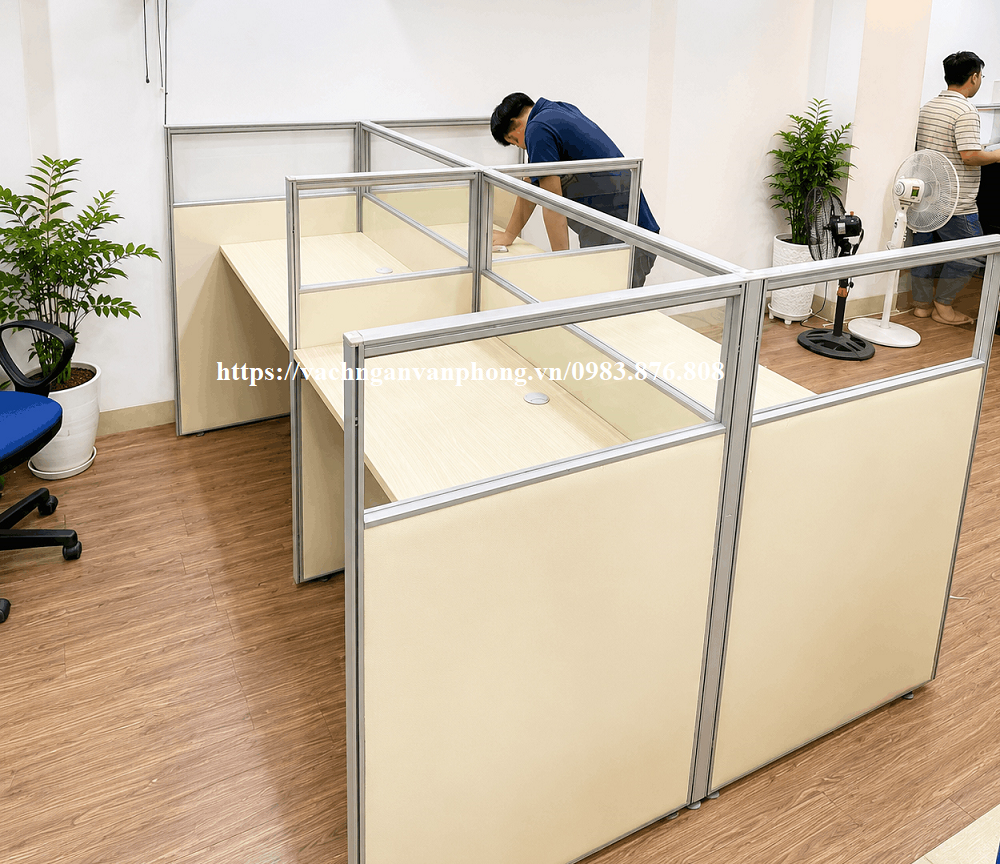 Cụm bàn làm việc 4 người có vách ngăn giá rẻ