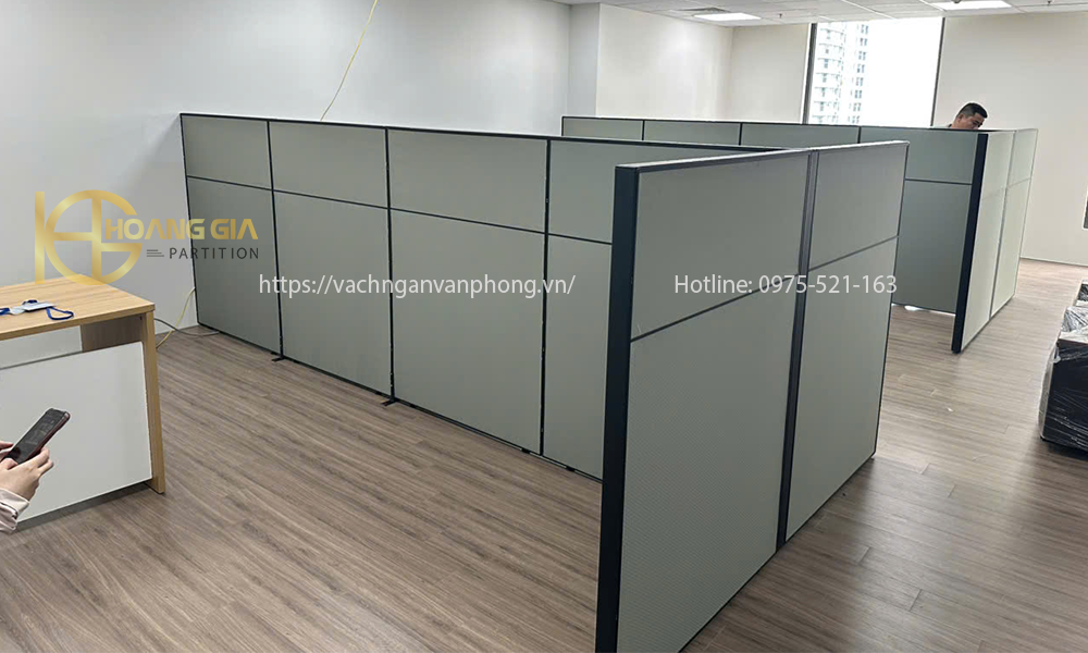 Vách ngăn văn phòng bọc nỉ khung nhôm sơn tĩnh điện màu đen VND5002